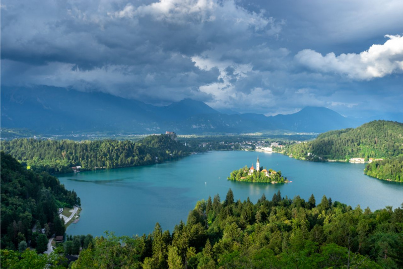 Slovenia natura lago di Bled isola castello alberi