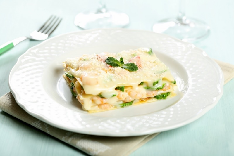 lasagne con zucchine e gamberetti primo piatto pronto tavola posate