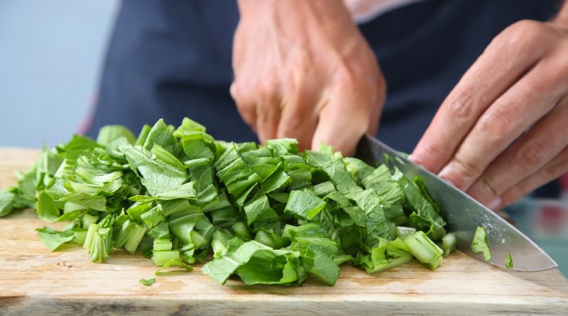 lattughino tagliato a julienne su tagliere di legno