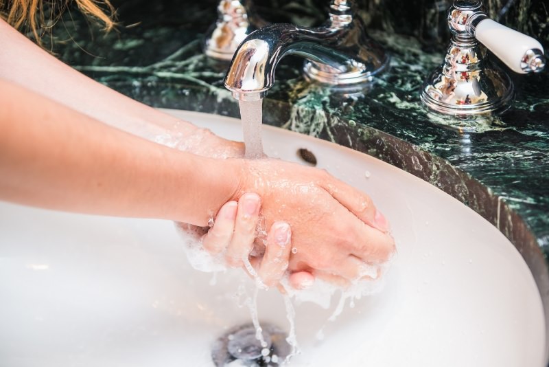 lavarsi bene le mani acqua corrente sapone lavabo marmo