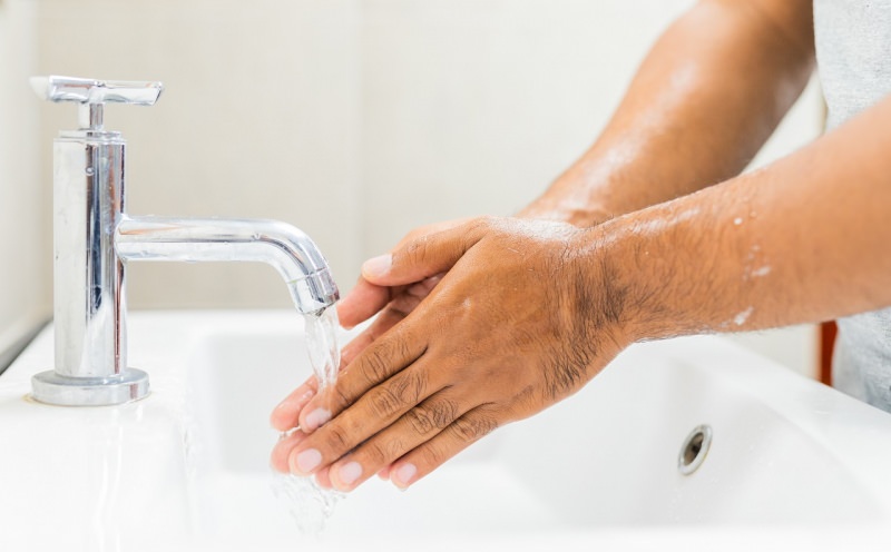 bagnare le mani lavaggio acqua rubinetto lavabo