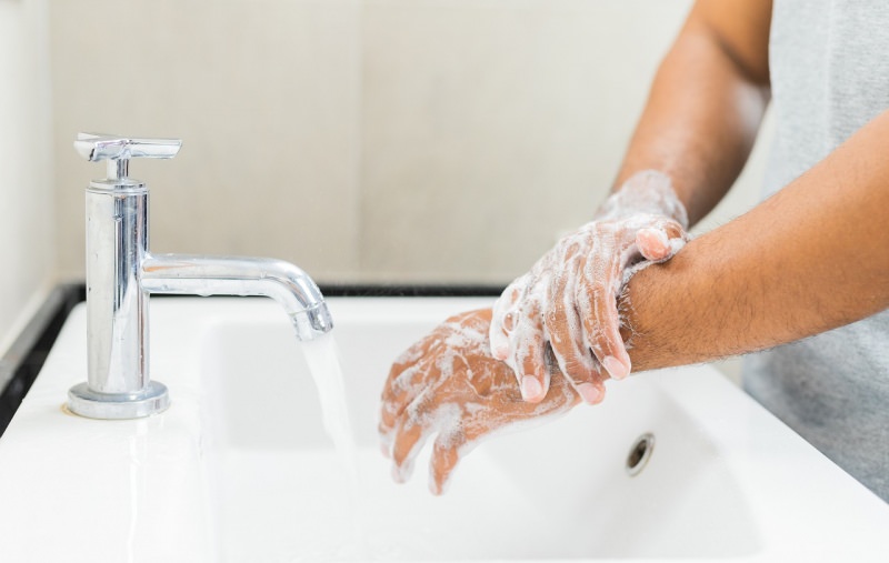 friziona mani schiuma acqua sapone lavare rubinetto lavabo