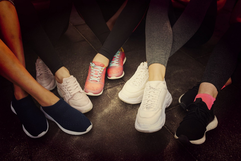 sneakers donne gambe piedi