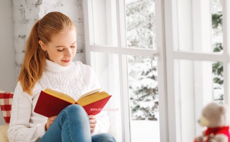 giovane donna legge serenamente libro buona lettura hobby restare a casa