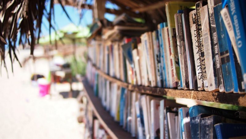 libri libreria sulla spiaggia mare 