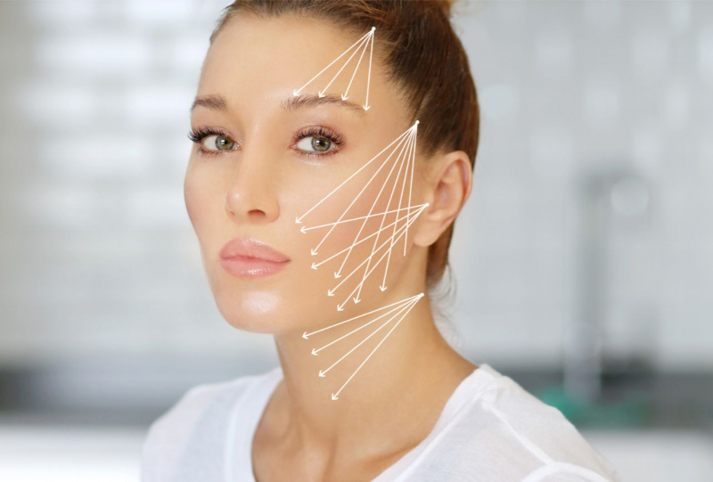 bella donna occhi verdi profilo lifting faccia