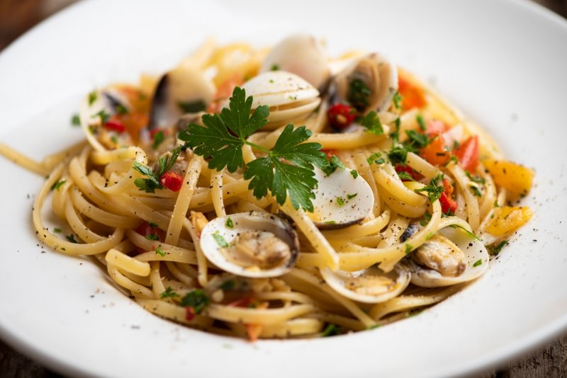 linguine al sugo vongole pomodorini prezzemolo piatto pronto