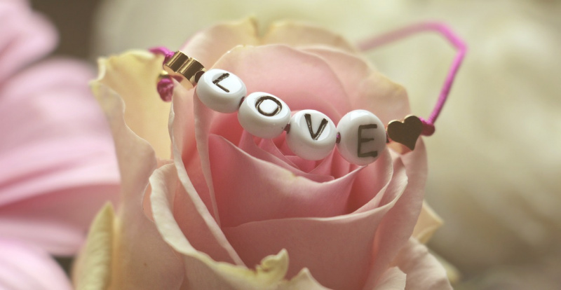 rosa fiore di colore rosa bracciale scritta love cuore