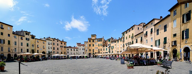  weekend autunno romantico in Toscana Lucca Piazza Anfiteatro