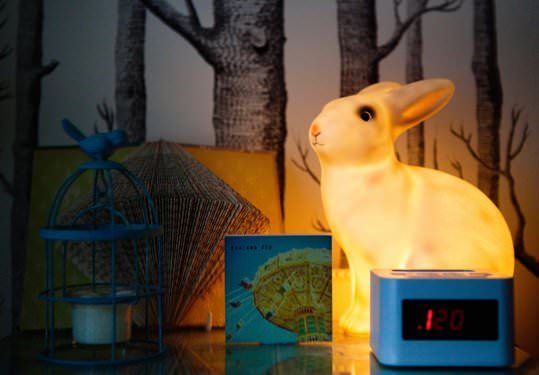 lampada coniglio sveglia libri mensola cameretta dei bambini