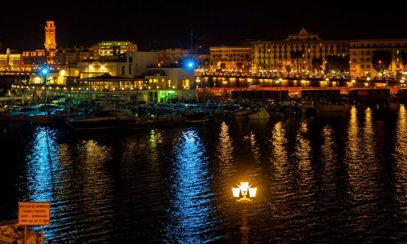 Lungomare notturno di Bari e luci della citt