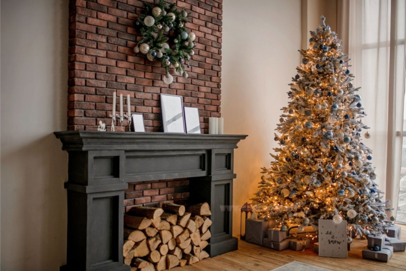 albero di natale chic camino mattoni ghirlanda palline bianca azzurro pacco regalo