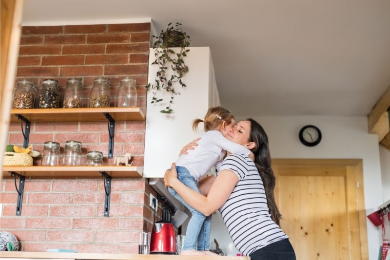 abbraccio mamma figlia bambina cucina 