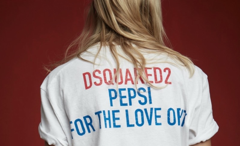 donna di spalle maglietta Dsquared pepsi