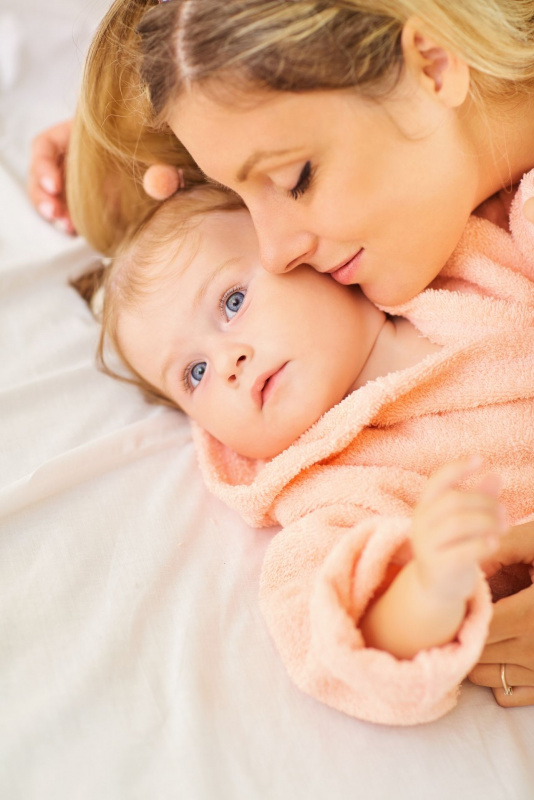 donna capelli biondi mamma beb accappatoio bambina