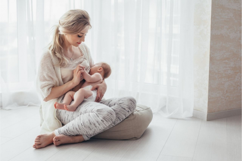 allattamento seno comodo mamma donna capelli biondi allatta neonato figlio