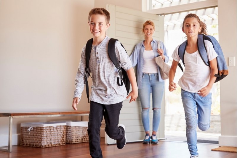 mamma e figli rientrano a casa bambino bambina sorrisi