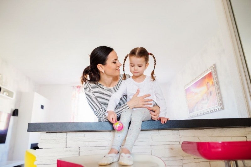 mamma rassicura la figlia bambina piccola