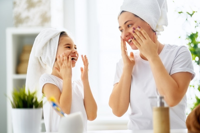 mamma e figlia pulizia viso telo spugna testa donne