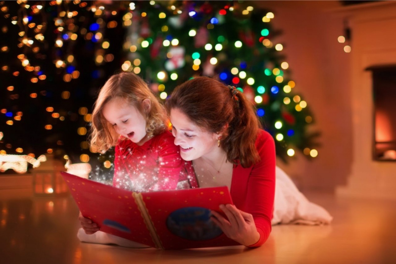 a natale regala un libro magia luci mamma e figlia atmosfera