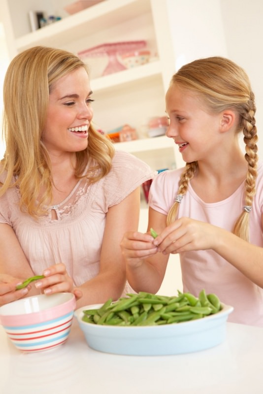 mamme e figlia bambina capelli biondi preparano verdure 