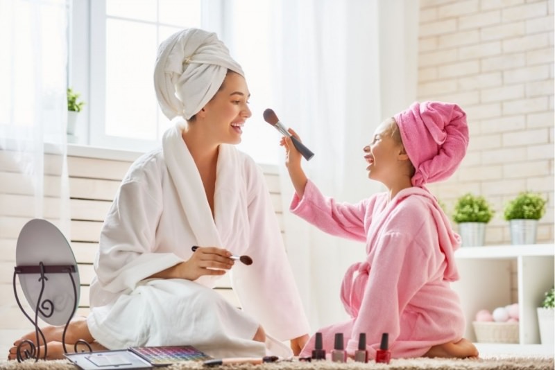 mamma e figlia si truccano make-up in accappatoio smalto sorrisi