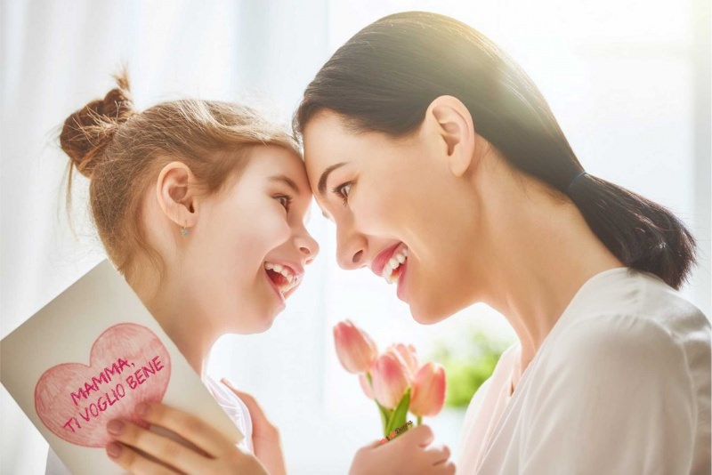 mamma e figlia bambina abbraccio sorrisi festa della mamma biglietto auguri