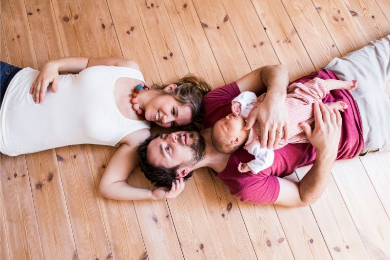 donna mamma uomo pap sdraiati sul parquet bambino beb tranuillo