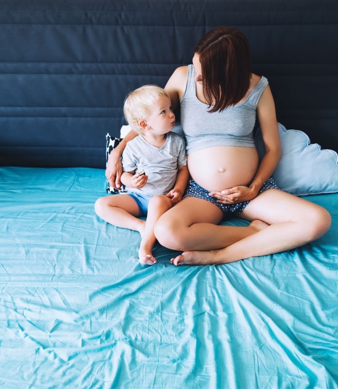 donna mamma incinta secondo figlio parla con primogenito 
