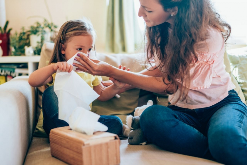 imparare a pulirsi il naso da soli bambina mamma fazzoletti