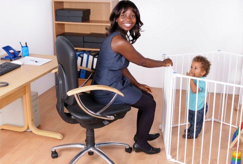 giovane donna sorriso lavoro ufficio figlio bambino box per bambini recinto