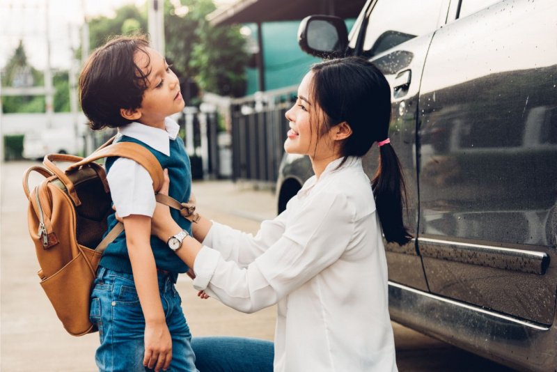 bambino saluta la mamma prima di andare all'asilo