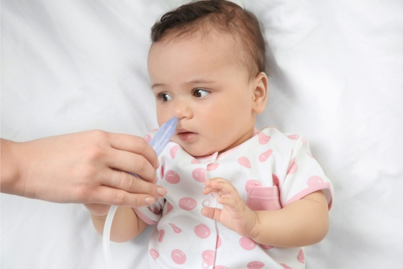 pulire liberare naso aspiratore nasale piccola bambina bella