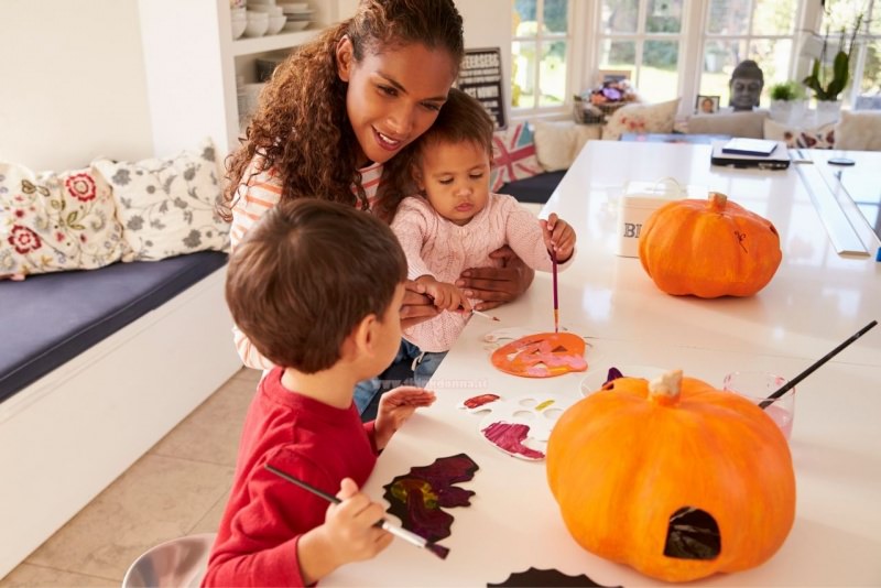 mamma dipinge zucca con i bambini pittura pennello tavolo