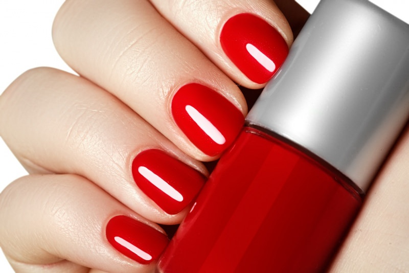 manicure perfetta mano unghie curate smalto rosso