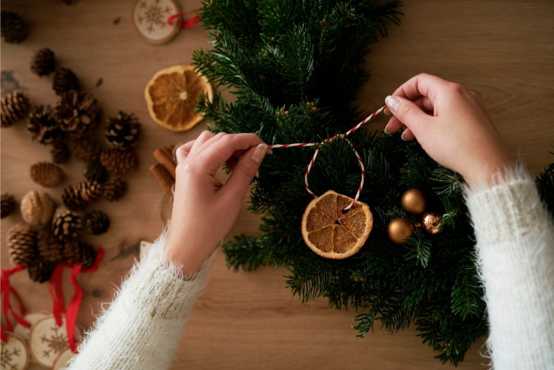 fai da te natale decorazione arancia fetta essiccata pigna ramo abete DIY