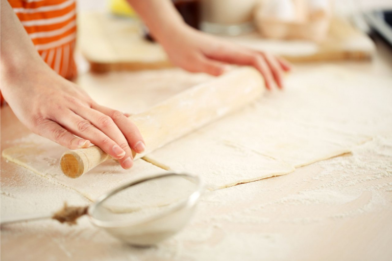 pasta sfoglia su piano lavoro preparazione cornetti croissant