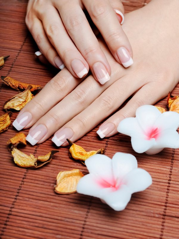 mani perfettamente curate french manicure candele a forma di fiore