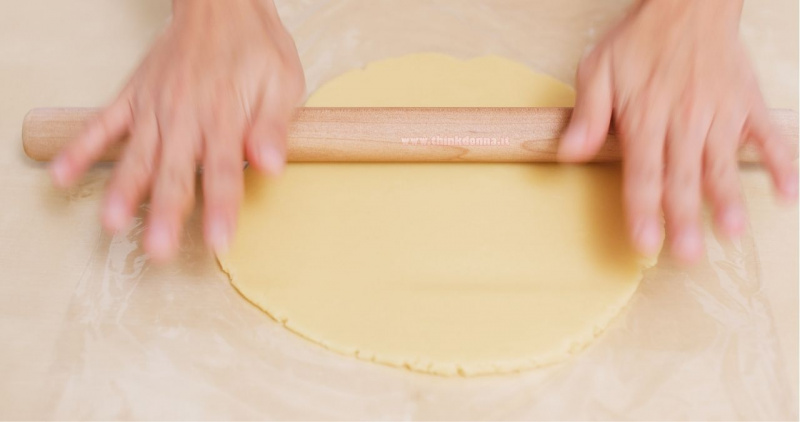 pasta frolla stesa con mattarello mani