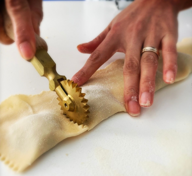 tagliapasta con rotella dentata taglia cassatella cassatedda di ricotta