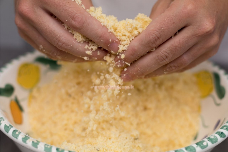 lavorazione pasta frolla mani impasto