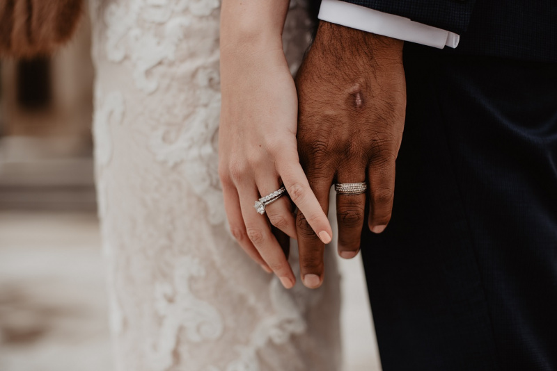 sposa sposo mani anelli nuziali