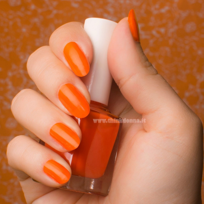 unghie arancione mano donna