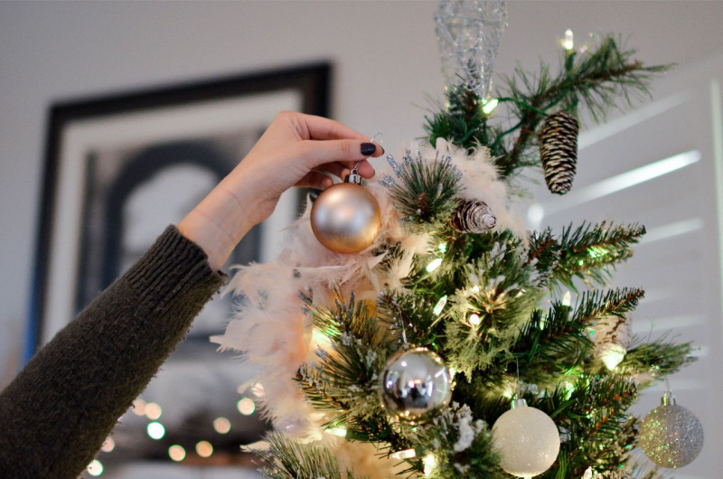 decorare addobbare albero di Natale luci led verde beige pallina