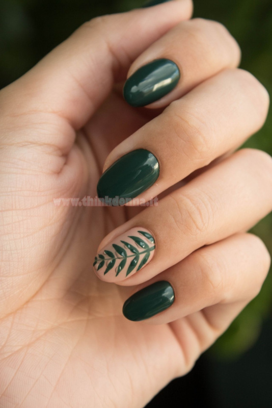 nail art per estate smalto verde disegno palma su anulare