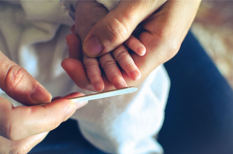 accorciare unghie manina neonato lima cartone grana fine cura bambino