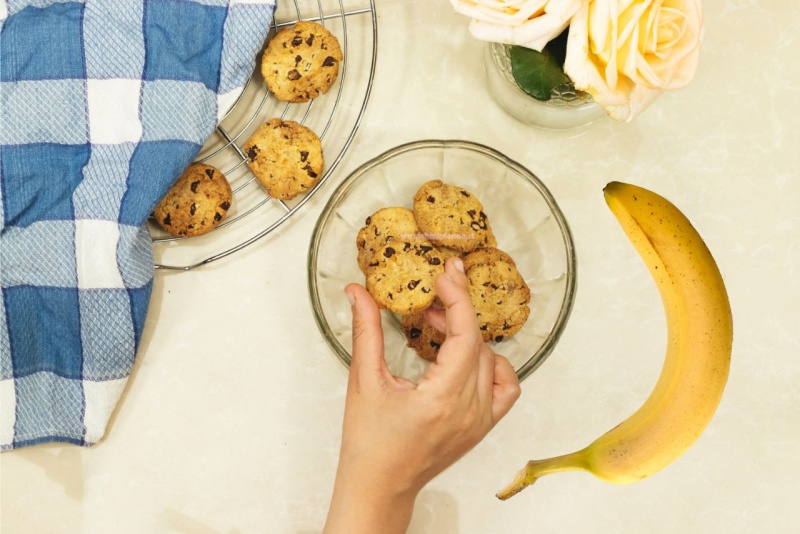 biscotti cookie americani ciotola vetro grata per raffreddare dolci