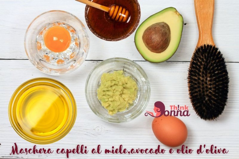 ingredienti maschera idratante capelli ricci tuorlo uovo avocado miele olio oliva spazzola