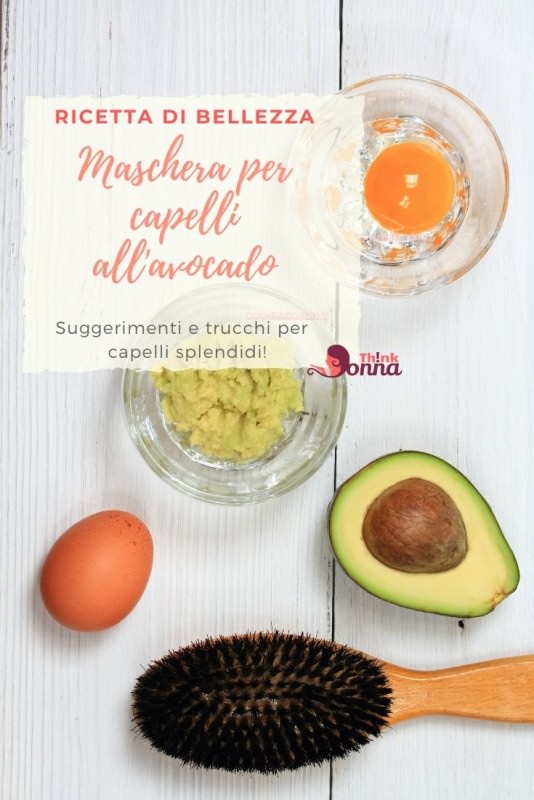 maschera bellezza capelli avocado ciotola tuorlo uovo spazzola su legno chiaro