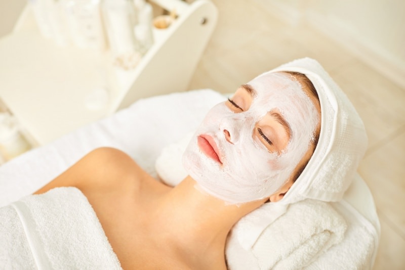 viso donna bella con maschera di bellezza relax 